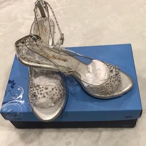 Fabulicious crustal platform sandals women’s size7